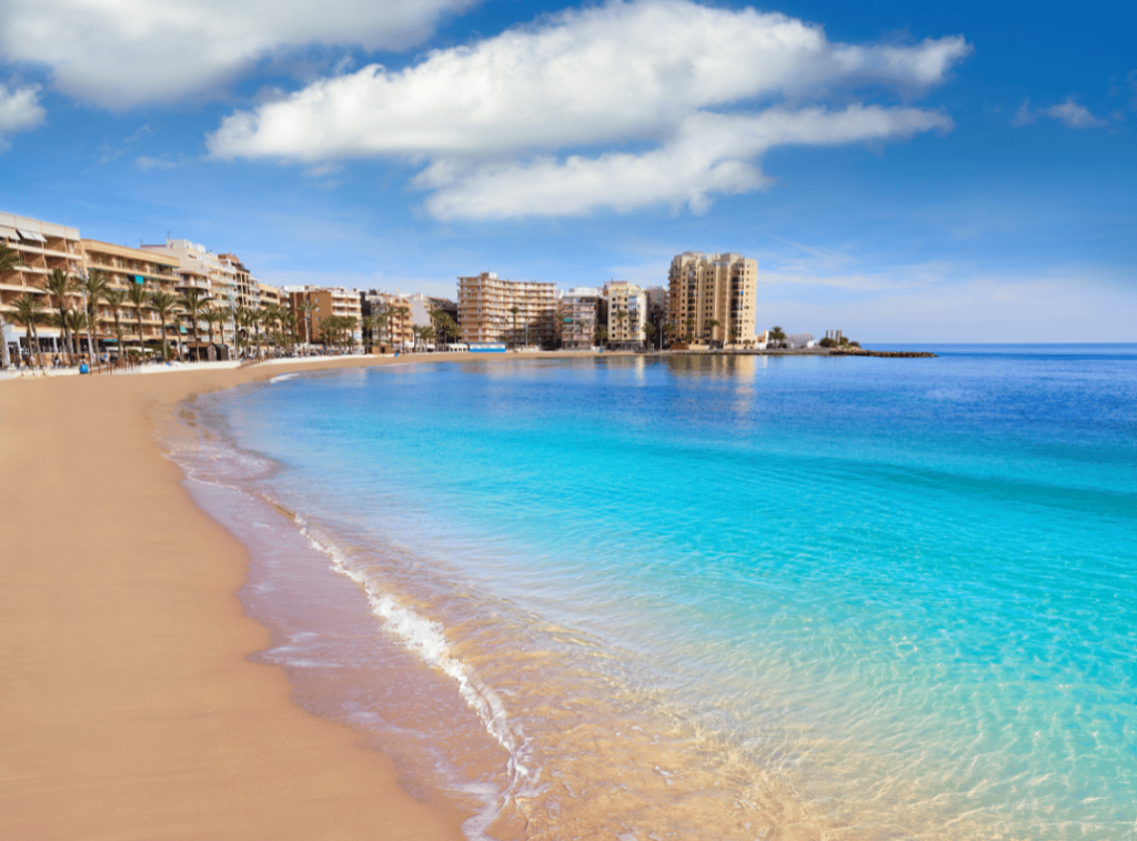 playa urbana en Torrevieja cerca de promoción de obra nueva en La Siesta