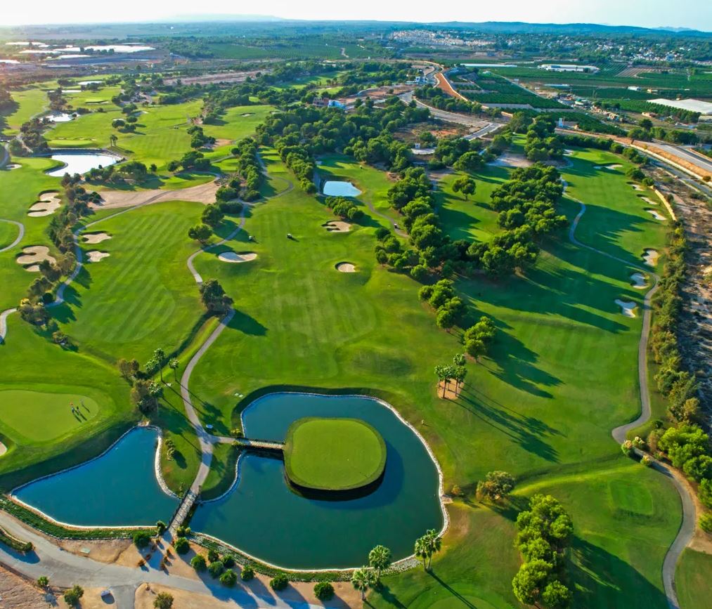 campo de golf cerca de las villas nuevas en La Siesta Torrevieja